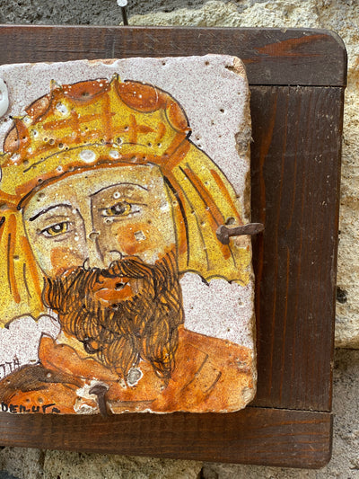 Quadretto composto da una Maiolica di Deruta fissata su tavola in legno tramite chiodi fatti a mano. Presente firma del ceramista" Cassetta Deruta"