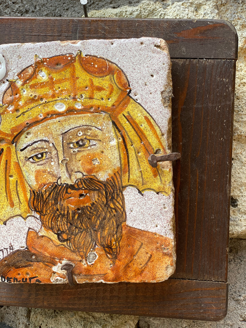 Quadretto composto da una Maiolica di Deruta fissata su tavola in legno tramite chiodi fatti a mano. Presente firma del ceramista" Cassetta Deruta"