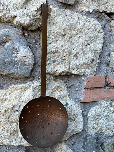 Vecchia schiumarola in rame battuto realizzata artigianalmente.   Misure: Diametro 15 cm, Lunghezza totale 40,5 cm