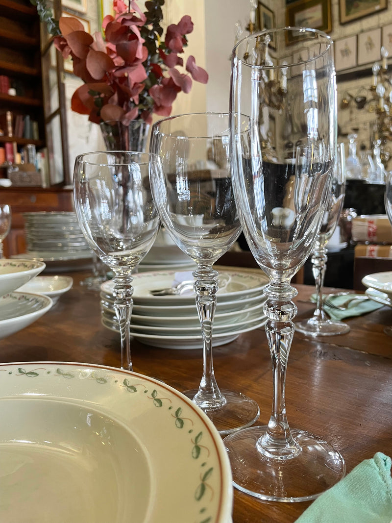 Servizio di calici da tre misure (calice da vino rosso, bianco e flûte) per dieci persone in cristallo Luminarc francese, prodotto tra gli anni settanta e ottanta.