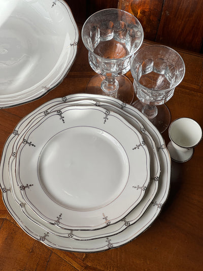 Servizio da tavola da sei persone firmato Richard Ginori. Il servizio è stato prodotto negli anni '30 e presenta un elegante decoro argentato.  E' composto da sei piatti piani, sei piatti fondi, sei piatti da frutta, sei piatti da dolce, una zuppiera, un'alzata, un vassoio ovale, due vassoi ovali più piccoli, un piatto da portata tondo e sei portauovo.
