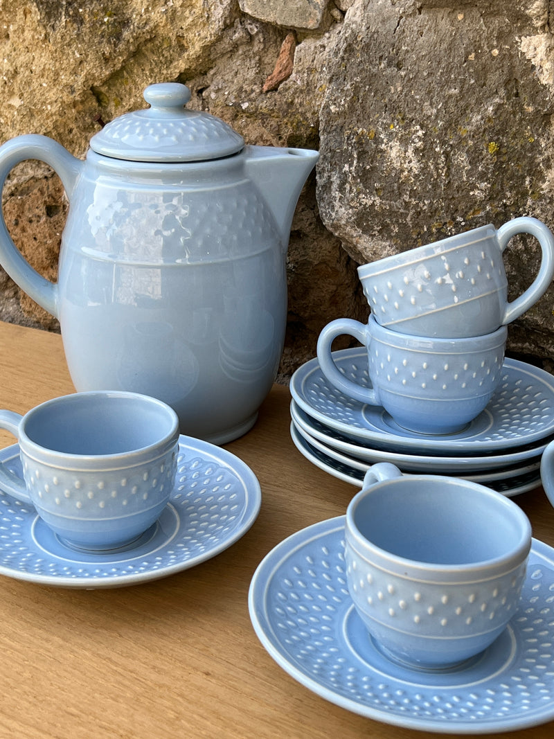 Servizio da caffè per sei persone in porcellana azzurra, firmato Genevieve Lethu France.