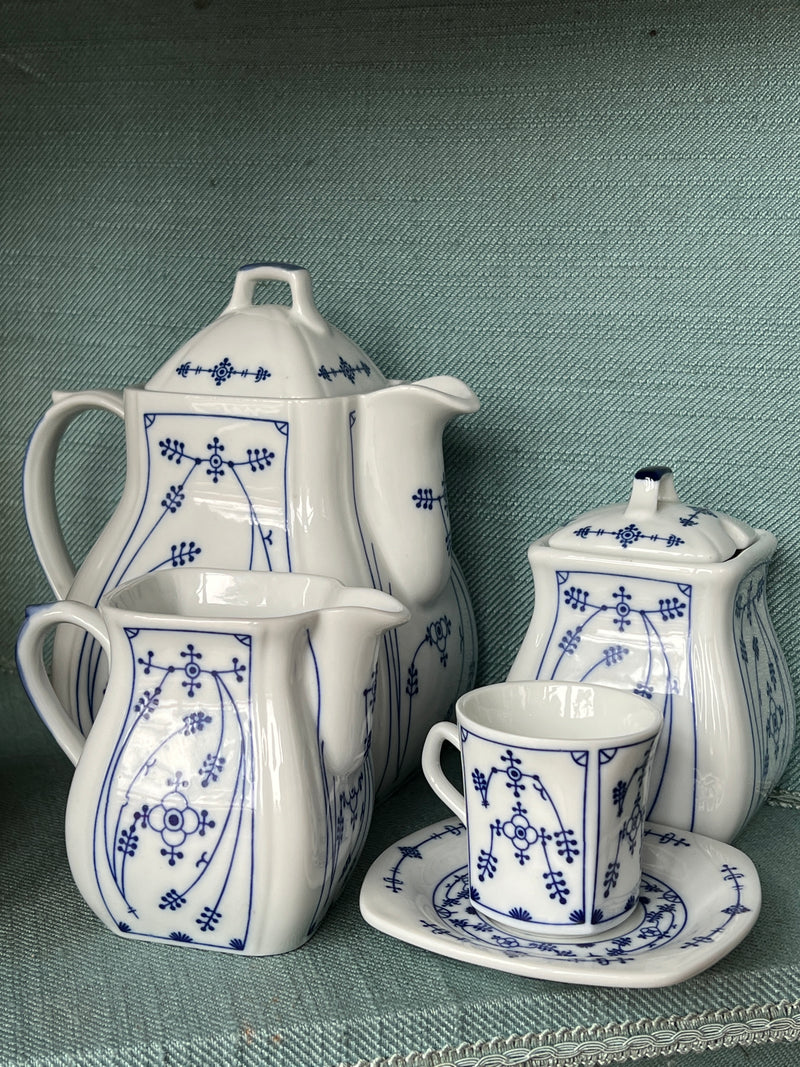 Servizio da caffè per sei persone in porcellana con decoro in stile Royal Copenhagen. Composto da caffettiera, lattiera, zuccheriera, tazzine e piattini.