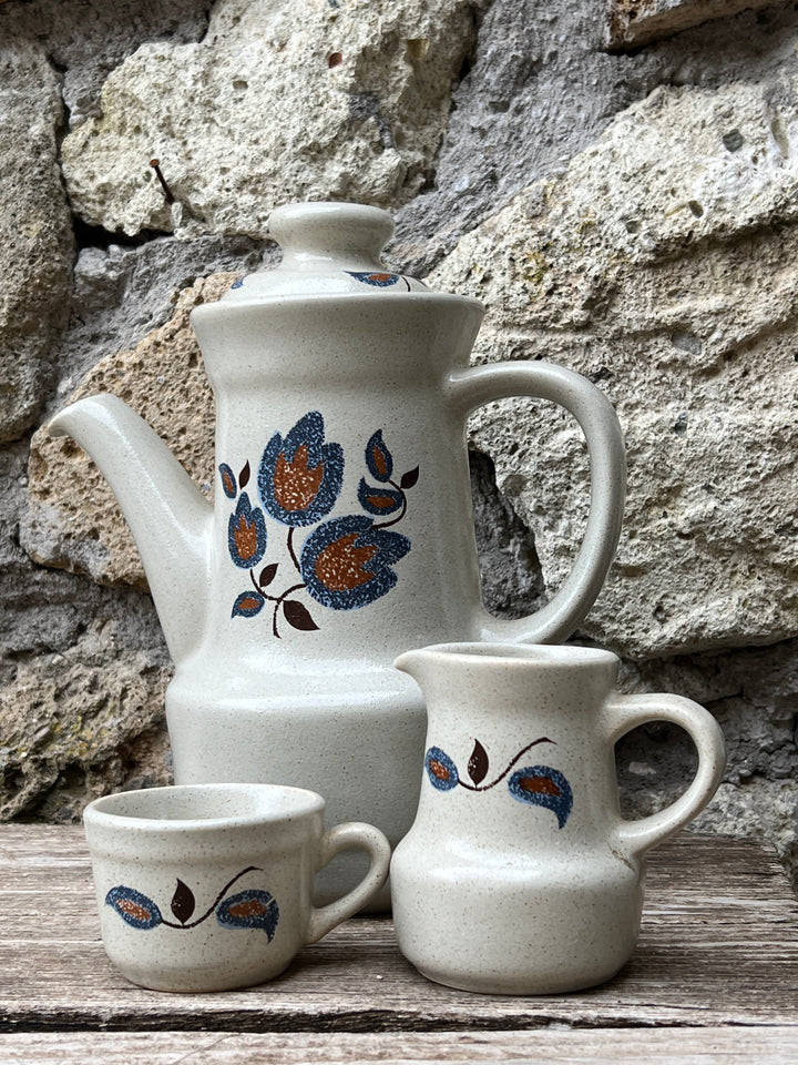 Servizio da caffè in grès da dieci persone firmato Faience de Sant Amand.   Il servizio presenta un decoro a foglie nei toni del marrone e del blu ed è composto da dieci tazzine, una caffettiera e una lattiera.