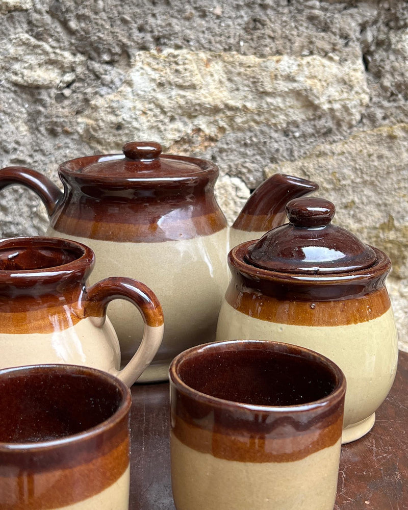 Servizio da tè vintage in ceramica smaltata per sei persone, completo di lattiera e zuccheriera.