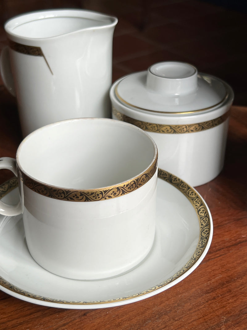 Servizio da tè da dodici persone in porcellana realizzato dal marchio polacco Karolina con decoro floreale su bordo oro.  Servizio composto da teiera, zuccheriera, lattiera, dodici piattini e dodici tazze.