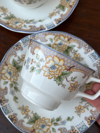 Servizio da tè da dodici persone realizzato dal marchio inglese Royal Doulton con decoro floreale " Temple Garden".