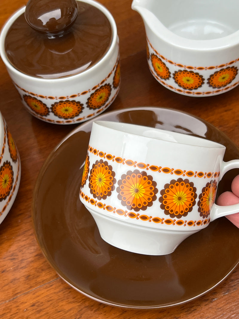 Servizio da tè da dieci persone firmato Mitterteich anni Settanta in porcellana con decorazione geometrica e floreale di colore arancione e marrone.