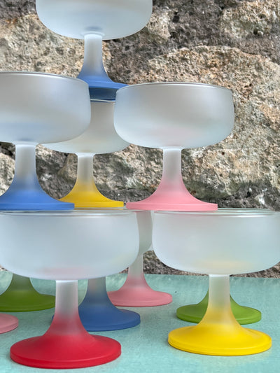 Servizio di dodici coppe vintage da macedonia o gelato in vetro satinato e multicolore.
