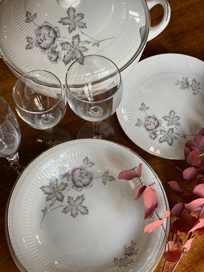 Servizio di Piatti da otto persone firmato Sebring Porcellana con decoro floreale.