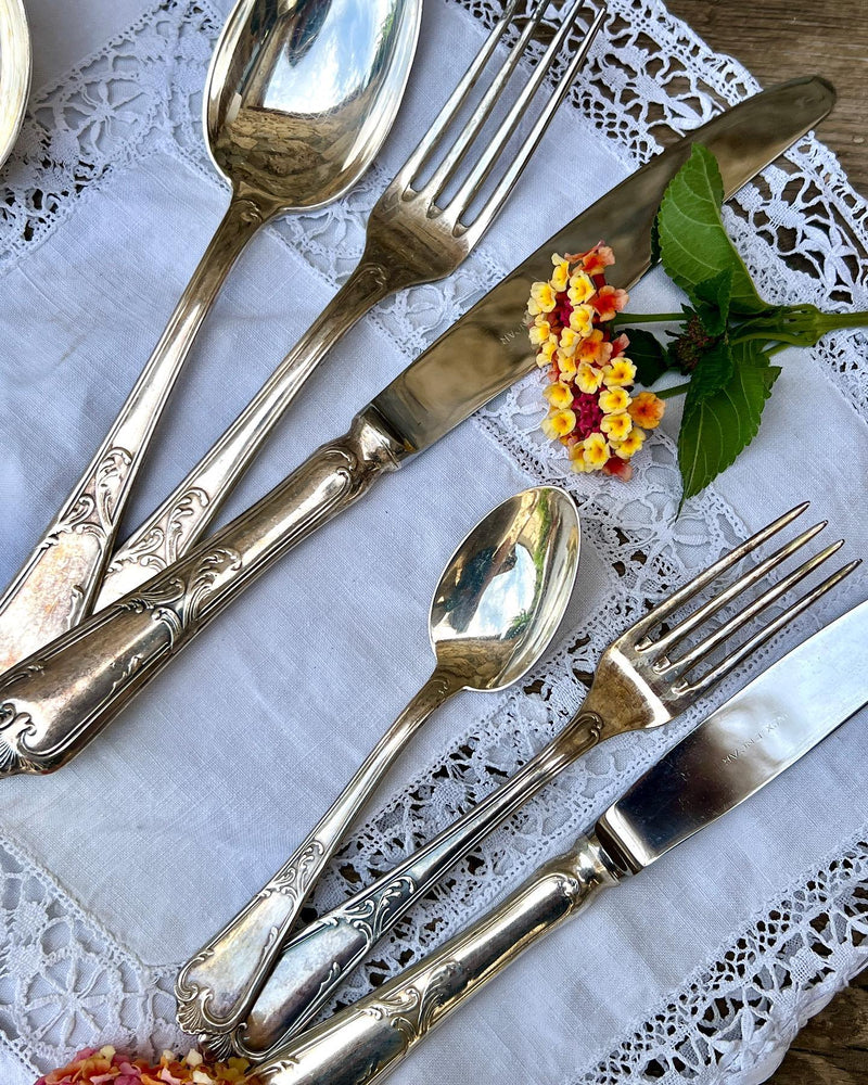 Servizio di posate silverplated vintage tedesco da dieci persone, completo di posate di servizio.