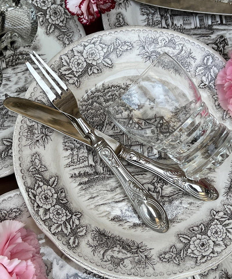 Servizio di posate da dolce per dieci persone con manico in argento, composto da forchettina, coltello e un coltello da torta.