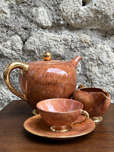 Servizio da tè otto persone Industria Ceramica Umbra, prodotto nella prima metà del Novecento. Il servizio presenta diversi dettagli in oro dipinti a mano e alle base di ogni pezzo è presente il marchio.