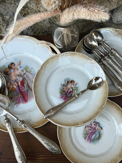 Set da dolce in porcellana decorato con scene classiche composto da piatto per torta e quattro piattini.
