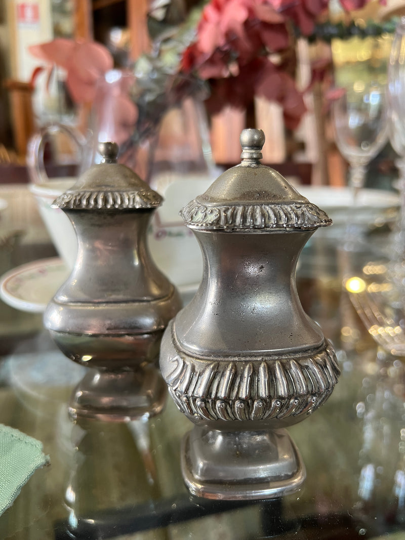 Set sale e pepe in silverplate inglese con marchio presente sulla base.   Gli oggetti sono in buone condizioni generali ma da revisionare.