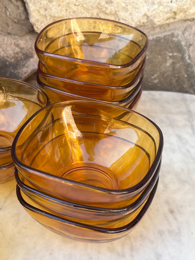 Set di dodici ciotoline vintage in vetro ambra francesi prodotte dal marchio Vereco