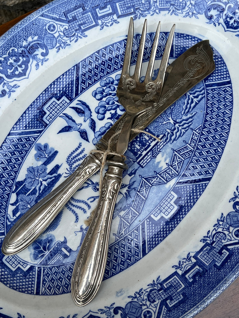 Set Posate da arrosto con manico lavorato e punzone argento 800.