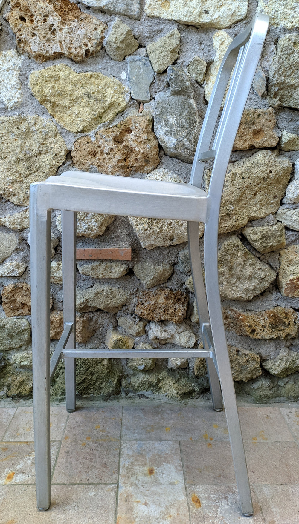 Sgabello in alluminio Navy Stool disegnata nel 1944 per la Marina Americana. 
