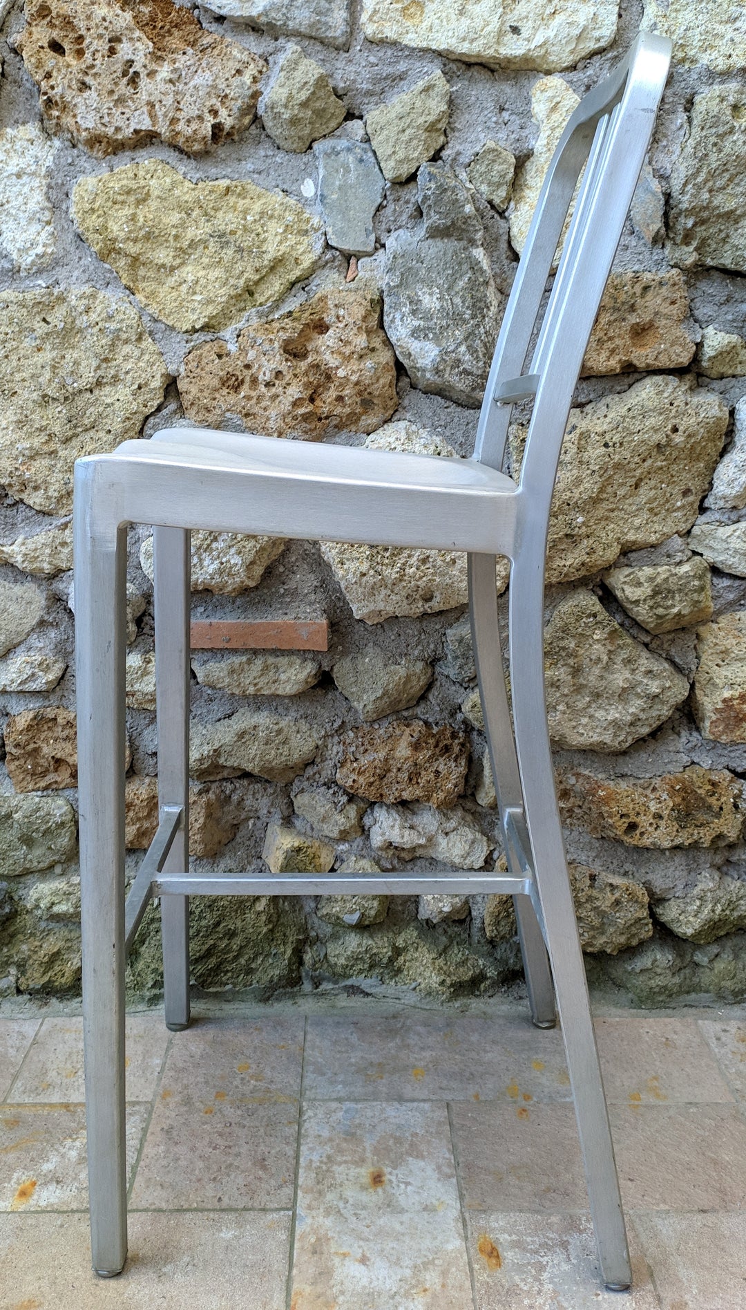 Sgabello in alluminio Navy Stool disegnata nel 1944 per la Marina Americana. 