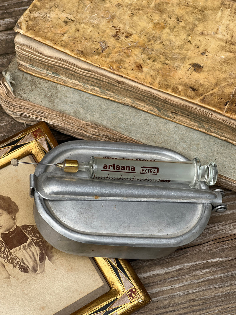 Siringa in vetro Artsana con bollitore in alluminio vintage.