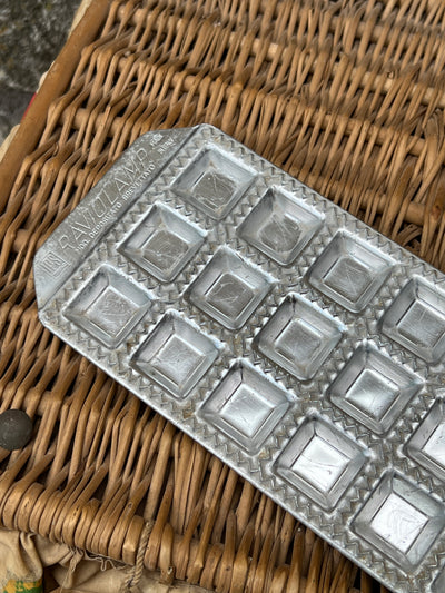 Stampo per ravioli in alluminio.