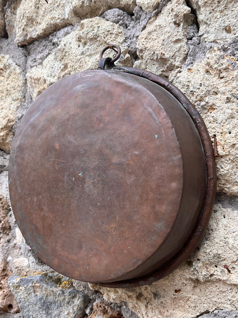 Tegame in rame brunito con anello vintage.