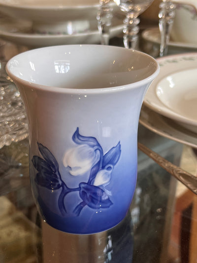 Vasetto in porcellana B&G Copenhagen con decoro floreale blu e bianco.