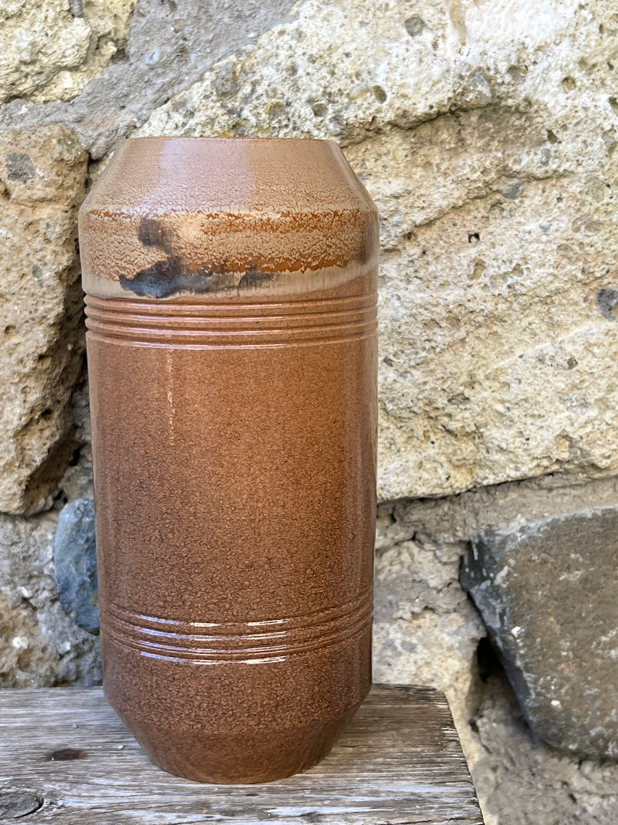 Vaso vintage di forma cilindrica di colore marrone a firma Frenguelli Made in Rome.  Misure: Diametro 10,5 cm, Altezza 23 cm