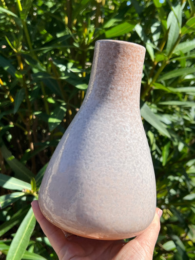 Vaso vintage a forma conica di colore grigio tortora a firma Frenguelli Made in Rome.  Misure: Diametro 12 cm, Altezza 18 cm