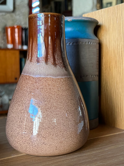 Vaso vintage a forma conica di marrone a firma Frenguelli Made in Rome.  Misure: Diametro 12 cm, Altezza 18 cm