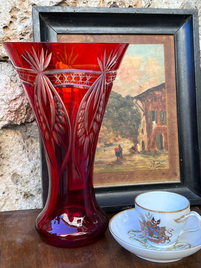 Splendido vaso a tromba in cristallo di Bohemia rosso rubino intagliato e molato, prodotto a metà Novecento.  Misure: Diametro 15 cm, Altezza 24,5 cm