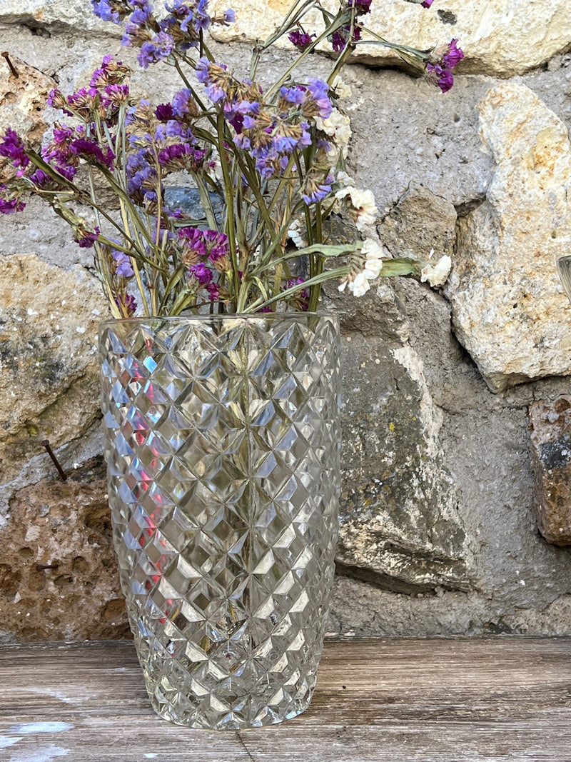 Vaso vintage da fiori in vetro con motivo romboidale.