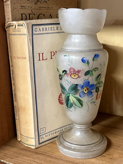 Vaso da fiore in vetro opalino con decoro floreale, soffiato e decorato a mano in Italia nel 900.