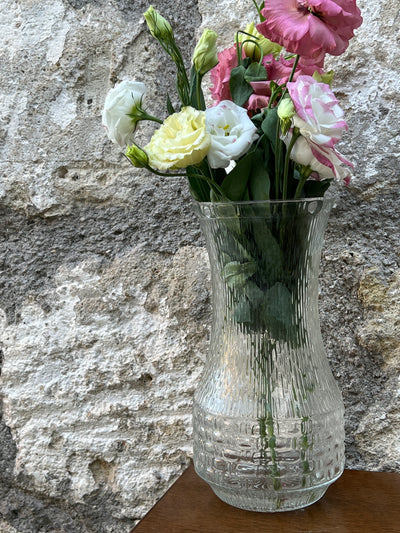 Vaso porta fiori in vetro vintage con decoro geometrico.