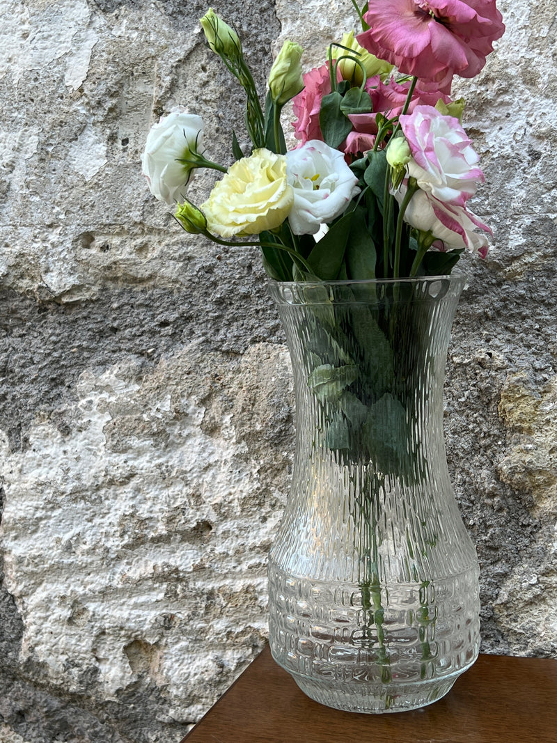 Vaso porta fiori in vetro vintage con decoro geometrico.