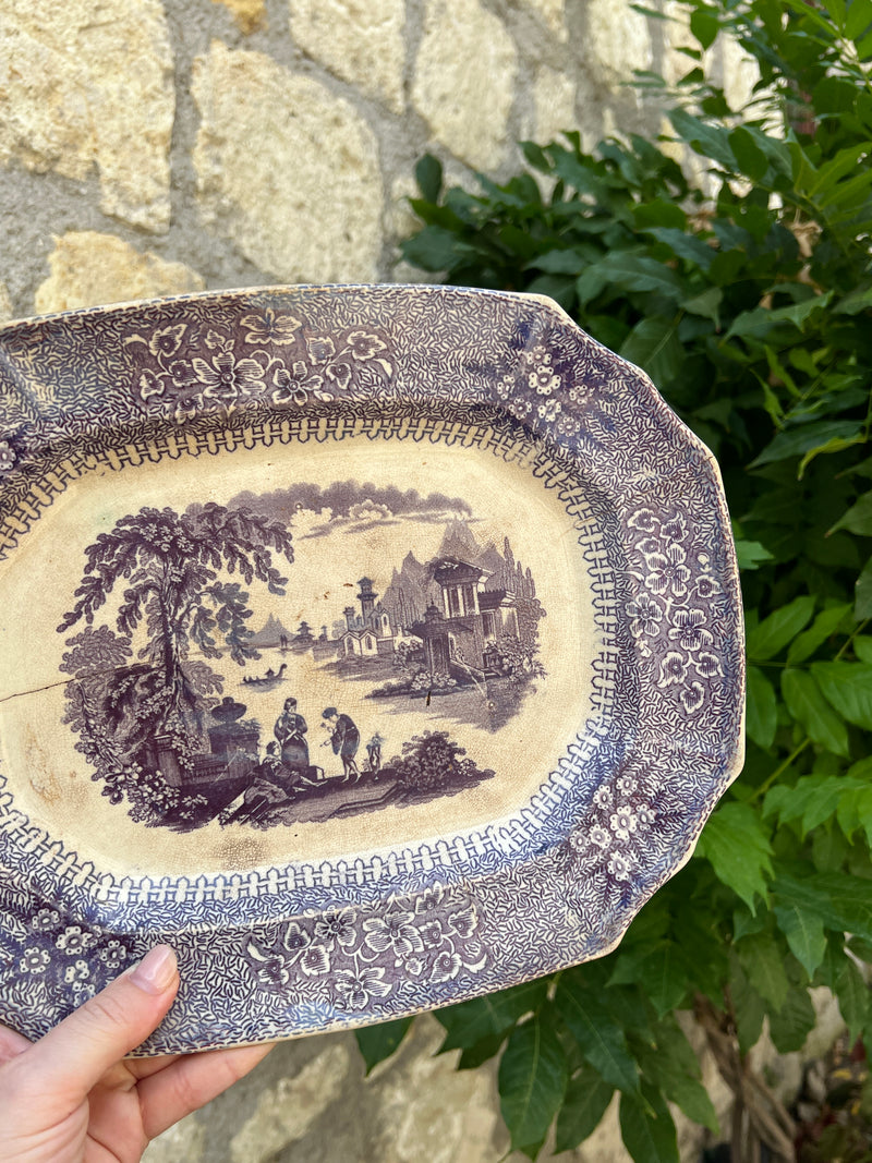 Vassoio in ceramica con decoro a transfer marchiato GEM Carr & Sons. Prodotto in Inghilterra nella seconda metà dell 800.  Il vassoio è arricchito da un decoro floreale sui bordi mentre nella parte centrale sono raffigurati momenti di vita quotidiana cinese.  Questa scelta, come anche il colore blu, è dovuta al fatto che in quel periodo storico le ceramiche cinesi erano considerate le più pregiate e venivano copiate in tutta Europa.