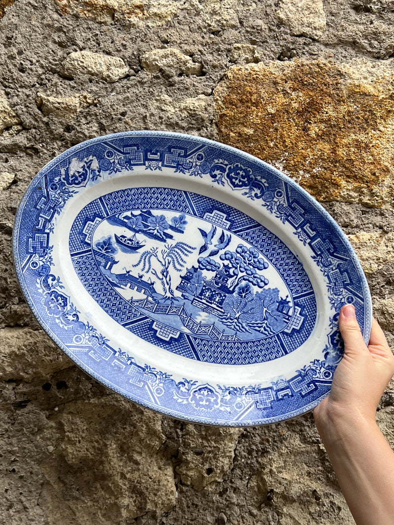 Vassoio ovale in ceramica inglese con decoro Willow in blu.  Misure: 29 x 39.5 cm, Altezza 3.5 cm