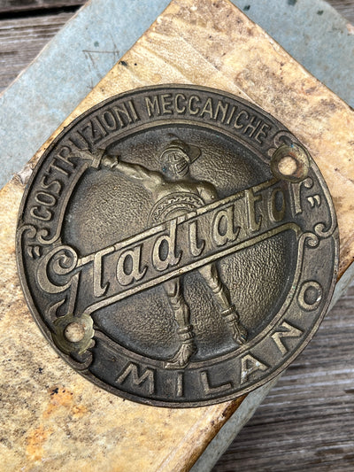 Vecchia Targhetta in ottone Costruzioni Meccaniche Gladiator Milano vintage.