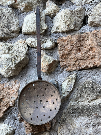 Vecchia schiumarola in rame realizzata artigianalmente.   Misure: Diametro 21,5 cm, Lunghezza totale 58 cm