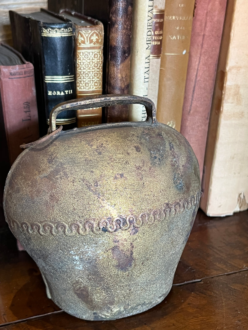 Vecchio Campanaccio da pascolo in ferro con decoro.