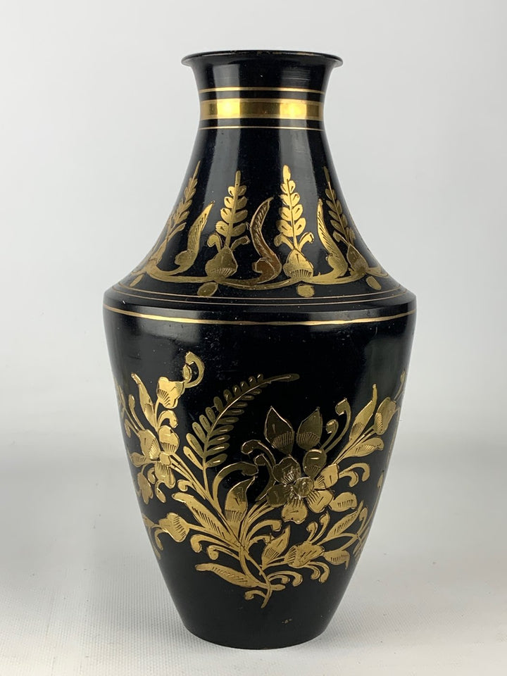 Vaso in metallo nero decoro oro