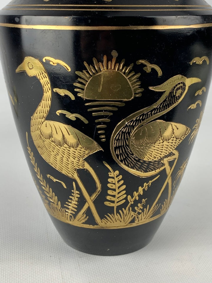 Vaso in metallo nero decoro oro