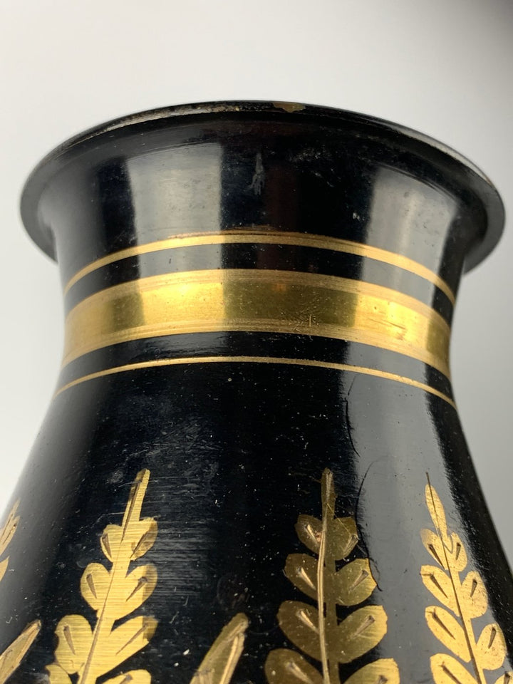 Vaso in metallo nero decoro oro